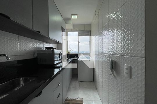 Cozinha de apartamento para alugar com 2 quartos, 42m² em Jardim do Lago, São Paulo