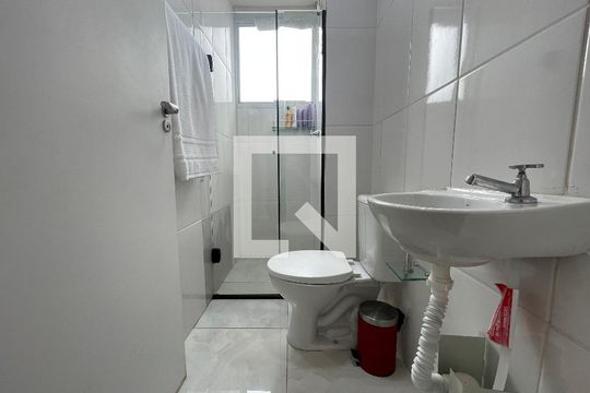 Banheiro Social de apartamento para alugar com 2 quartos, 42m² em Jardim do Lago, São Paulo