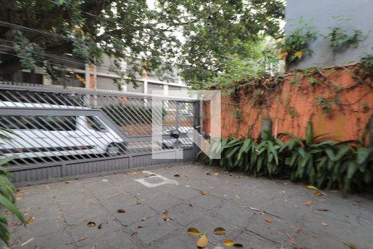 Garagem de casa para alugar com 1 quarto, 135m² em Santo Amaro, São Paulo