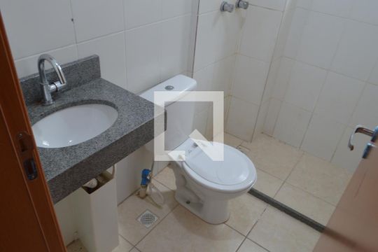 Banheiro de apartamento para alugar com 2 quartos, 54m² em Taquara, Rio de Janeiro
