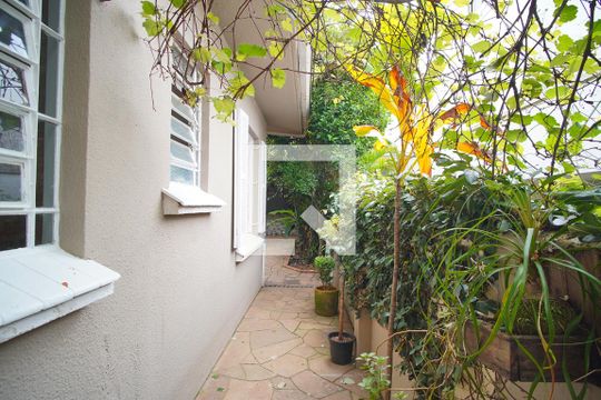 Quintal - Lateral de casa à venda com 3 quartos, 260m² em Petrópolis, Porto Alegre