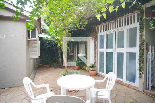 Quintal - Fundos de casa à venda com 3 quartos, 260m² em Petrópolis, Porto Alegre