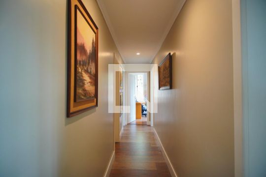 Corredor Quartos de casa à venda com 3 quartos, 260m² em Petrópolis, Porto Alegre