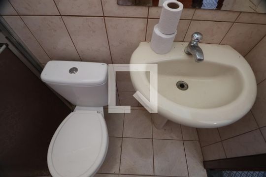 Banheiro de casa à venda com 2 quartos, 80m² em Rio Branco, Canoas