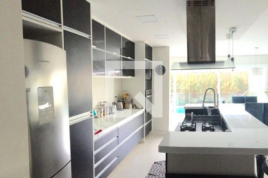 Cozinha de casa de condomínio à venda com 3 quartos, 250m² em Sarandi, Porto Alegre