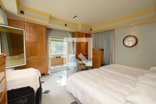 Suíte master de casa à venda com 4 quartos, 1100m² em Jardim Teresa, São Paulo