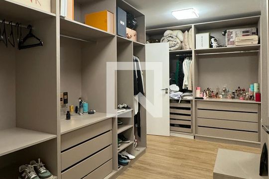 Closet da suíte 1 de apartamento à venda com 2 quartos, 110m² em Alphaville Empresarial, Barueri