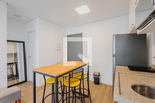 Cozinha de apartamento para alugar com 1 quarto, 41m² em Pinheiros, São Paulo