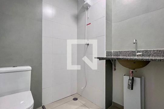 Banheiro de kitnet/studio para alugar com 1 quarto, 27m² em Pinheiros, São Paulo