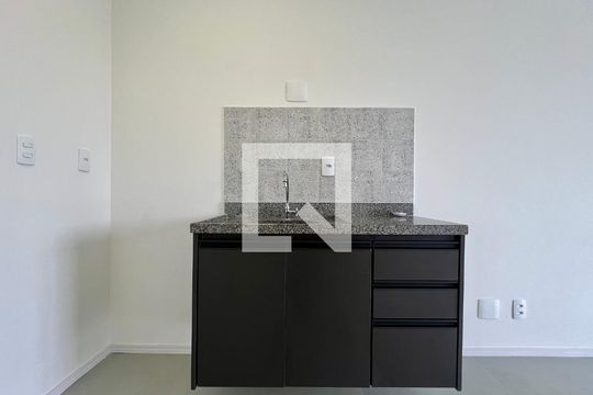 Cozinha de kitnet/studio para alugar com 1 quarto, 27m² em Pinheiros, São Paulo