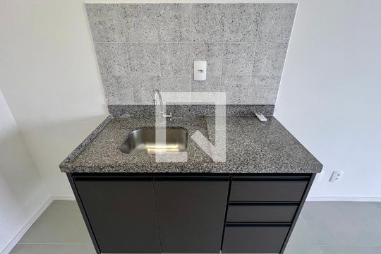 Cozinha de kitnet/studio para alugar com 1 quarto, 27m² em Pinheiros, São Paulo
