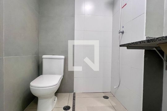 Banheiro de kitnet/studio para alugar com 1 quarto, 27m² em Pinheiros, São Paulo