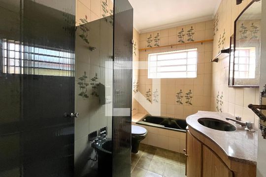 Banheiro Corredor de casa para alugar com 3 quartos, 150m² em Vila Guarani (zona Sul), São Paulo