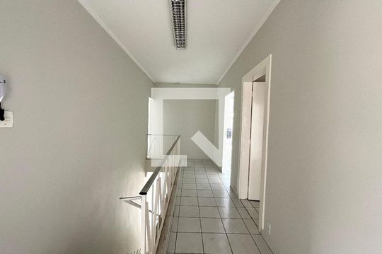 Corredor de casa para alugar com 3 quartos, 150m² em Vila Guarani (zona Sul), São Paulo