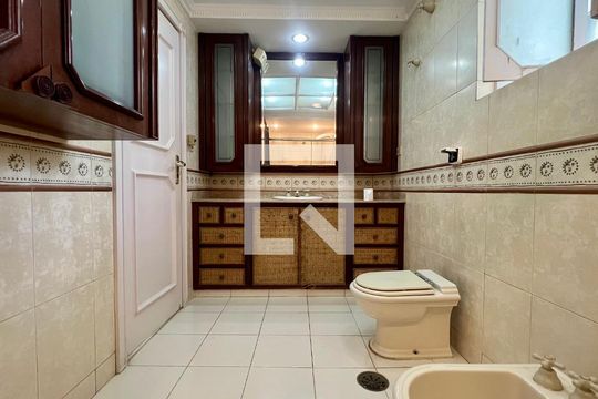 Banheiro de apartamento para alugar com 2 quartos, 118m² em Alto de Pinheiros, São Paulo