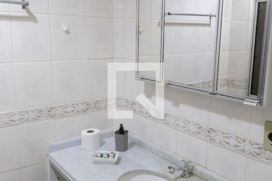 Banheiro de kitnet/studio à venda com 1 quarto, 24m² em Centro Histórico, Porto Alegre