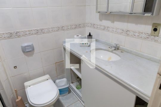 Banheiro de kitnet/studio à venda com 1 quarto, 24m² em Centro Histórico, Porto Alegre