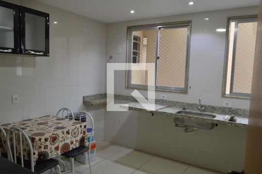 Cozinha de casa de condomínio à venda com 4 quartos, 220m² em Taquara, Rio de Janeiro