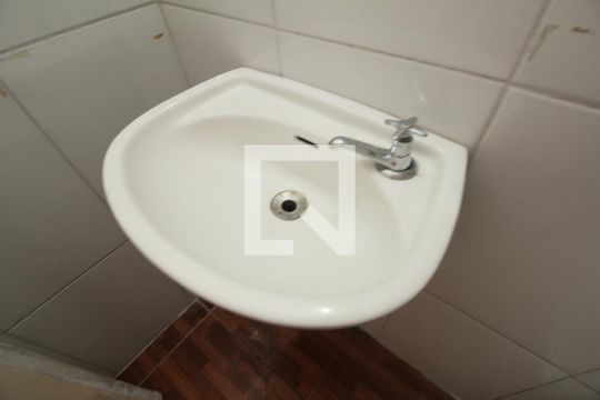 Banheiro de apartamento para alugar com 2 quartos, 48m² em Parque Pinheiros, Taboão da Serra