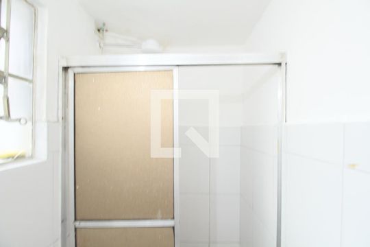 Banheiro de apartamento para alugar com 2 quartos, 48m² em Parque Pinheiros, Taboão da Serra