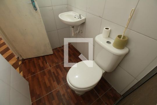 Banheiro de apartamento para alugar com 2 quartos, 48m² em Parque Pinheiros, Taboão da Serra