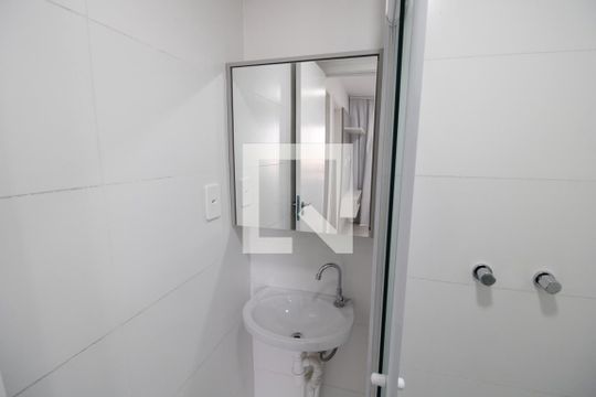 Banheiro de apartamento para alugar com 2 quartos, 40m² em Vila Paulicéia, São Paulo