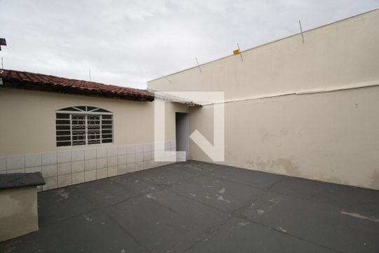 Quintal de casa para alugar com 7 quartos, 350m² em Brasil, Uberlândia