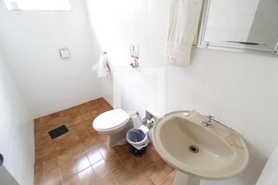 Banheiro 1 de casa para alugar com 7 quartos, 350m² em Brasil, Uberlândia