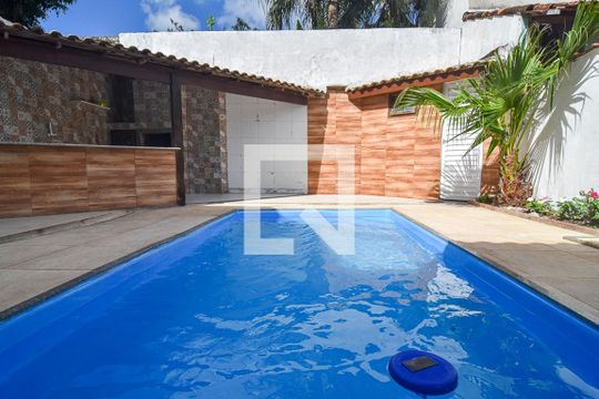 Piscina de casa à venda com 2 quartos, 91m² em Engenho do Mato, Niterói