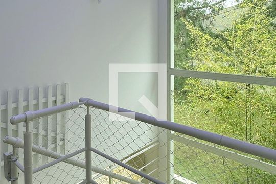 Escada de casa de condomínio para alugar com 5 quartos, 700m² em Residencial Zero (tambore), Santana de Parnaíba
