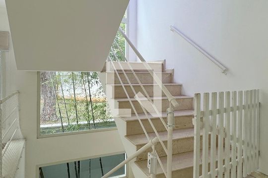 Escada de casa de condomínio para alugar com 5 quartos, 700m² em Residencial Zero (tambore), Santana de Parnaíba