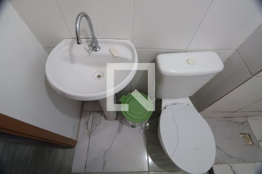 Banheiro de apartamento à venda com 2 quartos, 43m² em Igara, Canoas
