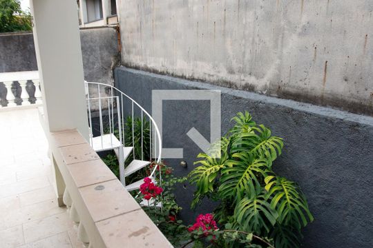Área comum de casa à venda com 3 quartos, 200m² em Umuarama, Osasco