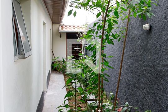 Corredor de casa à venda com 3 quartos, 200m² em Umuarama, Osasco