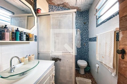 Banheiro 1 de casa à venda com 6 quartos, 200m² em Vila Pirajussara, São Paulo