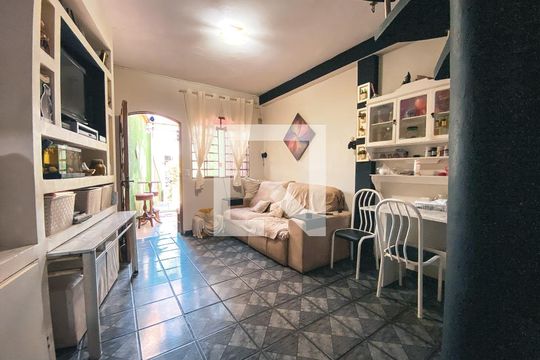 Sala de casa à venda com 6 quartos, 200m² em Vila Pirajussara, São Paulo