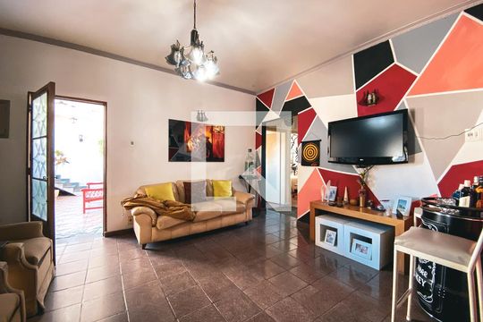 Casa à venda com 6 quartos, 200m² em Vila Pirajussara, São Paulo