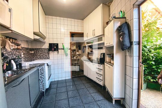 Cozinha de casa à venda com 6 quartos, 200m² em Vila Pirajussara, São Paulo