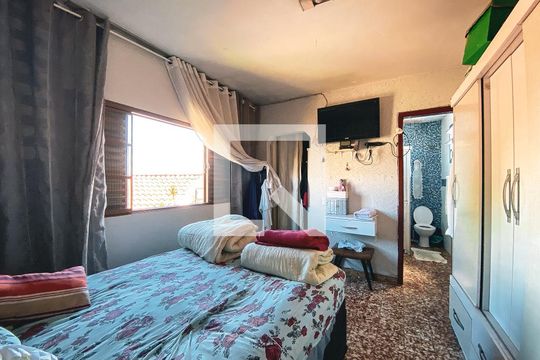 Quarto 2 de casa à venda com 6 quartos, 200m² em Vila Pirajussara, São Paulo