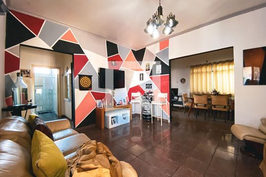 Sala de casa à venda com 6 quartos, 200m² em Vila Pirajussara, São Paulo