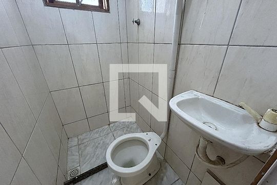 Banheiro de kitnet/studio para alugar com 1 quarto, 24m² em Vila Valqueire, Rio de Janeiro