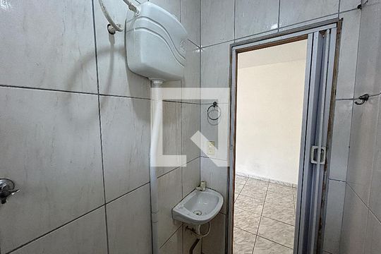 Banheiro de kitnet/studio para alugar com 1 quarto, 24m² em Vila Valqueire, Rio de Janeiro