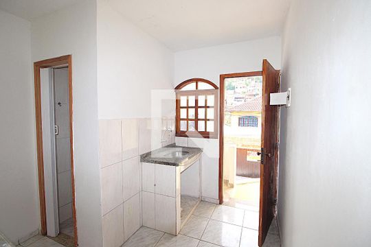 Sala/Cozinha/Quarto de kitnet/studio para alugar com 1 quarto, 24m² em Vila Valqueire, Rio de Janeiro