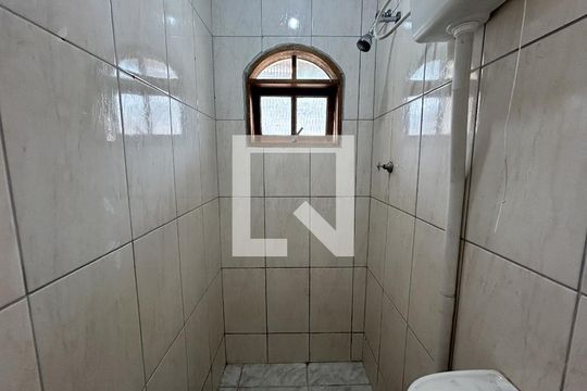 Banheiro de kitnet/studio para alugar com 1 quarto, 24m² em Vila Valqueire, Rio de Janeiro