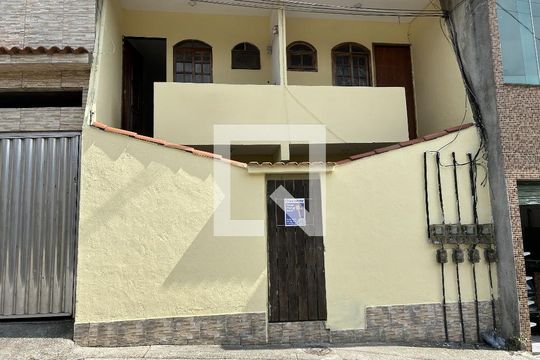 Fachada + plaquinha de kitnet/studio para alugar com 1 quarto, 24m² em Vila Valqueire, Rio de Janeiro