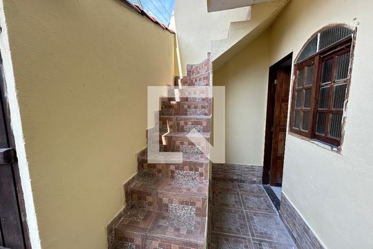 Escada de kitnet/studio para alugar com 1 quarto, 24m² em Vila Valqueire, Rio de Janeiro