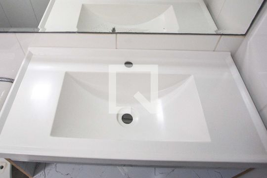 Banheiro de apartamento à venda com 2 quartos, 44m² em Canhema, Diadema