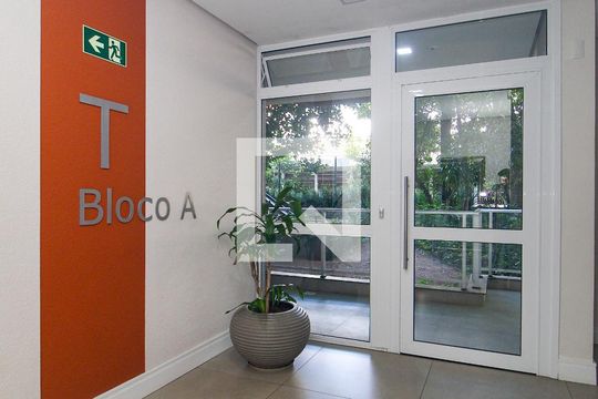 Hall de entrada de apartamento à venda com 2 quartos, 58m² em Santo Antônio, Porto Alegre