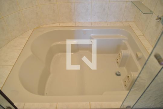Banheira de casa para alugar com 4 quartos, 240m² em Jardim Rina, Santo André