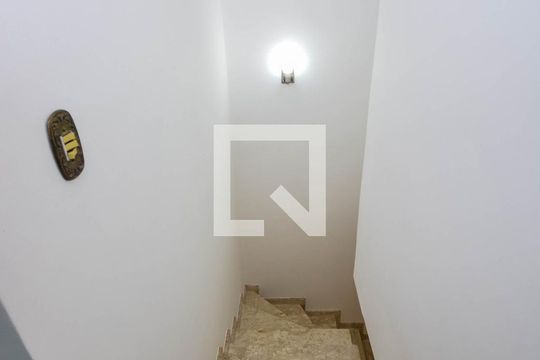 Escada Quartos/Sala de casa à venda com 3 quartos, 165m² em Parque Renato Maia, Guarulhos